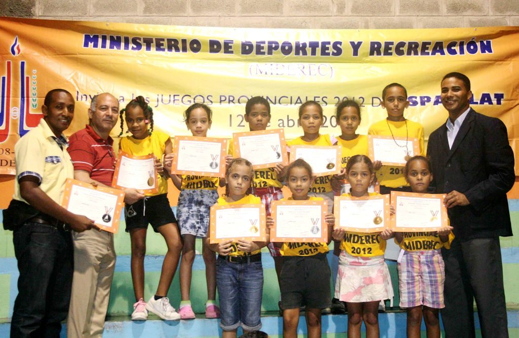 El tenis de mesa recibe sus diplomas de Santiago Cabrera Viceministro de Deportes y Willie González presidente UDEPE
